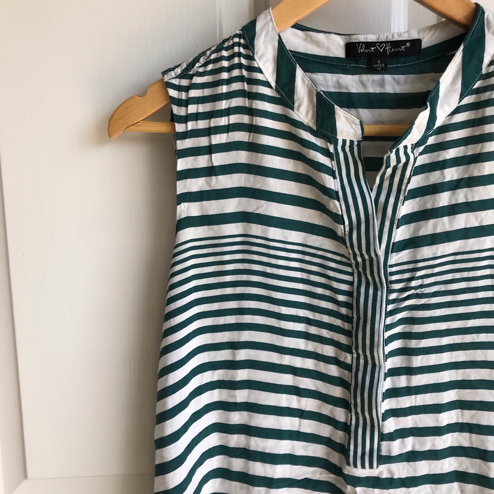 Green & White Striped Flowing Top! 💚